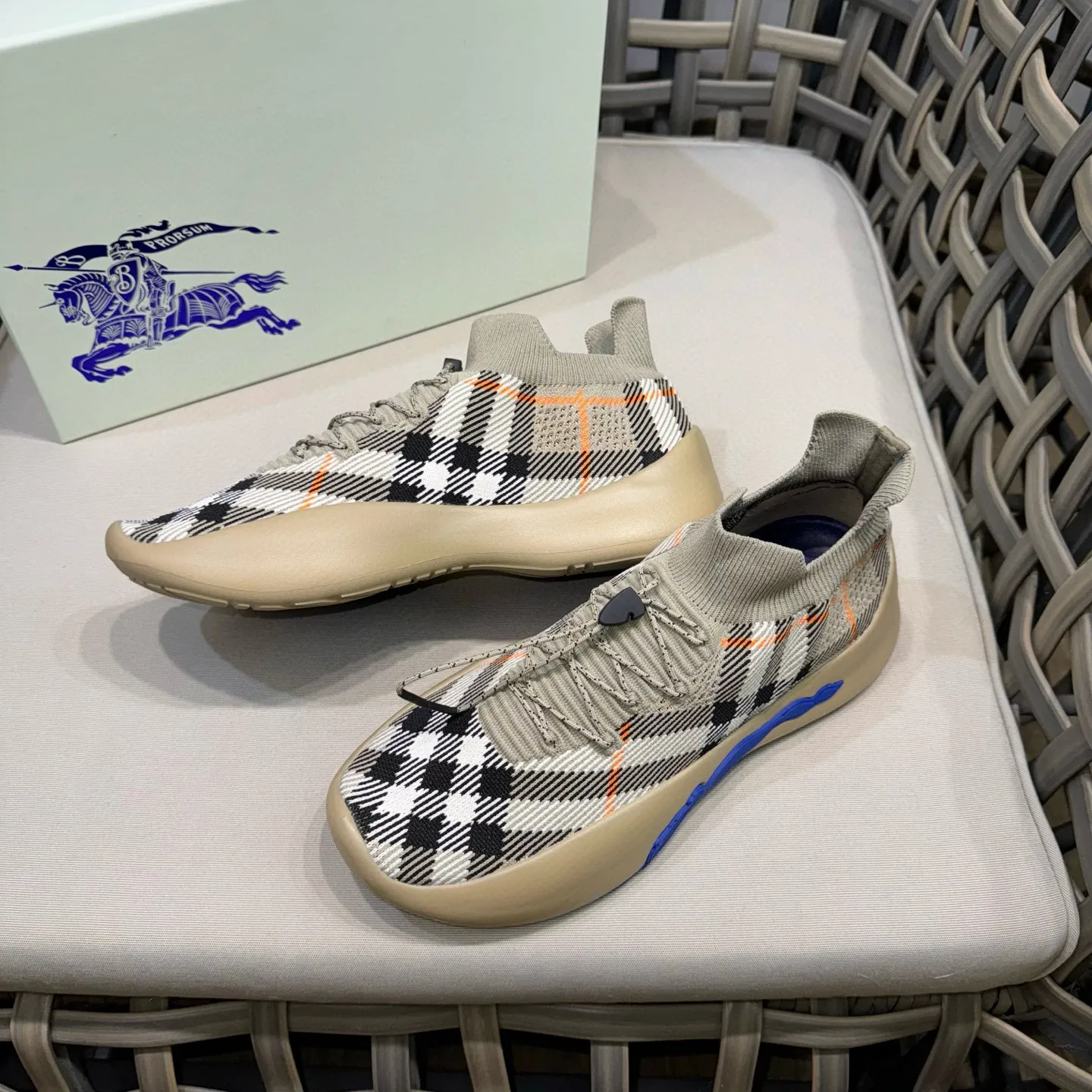 Men's shoes: 500💰BURBERRY/Burberry plaid knitted Neptune sneakers｜With breathable sock-style upper｜Embellished with knitted Burberry plaid｜Leather lining Incorporated into a plaid lace design｜Equipped with B-shaped shield buckle｜The sole is decorated with a large wrapped equestrian knight logo (EKD)｜Round toe #drawstring closure#The sole is decorated with the equestrian knight logo (EKD)｜At least 50% of the main materials of the boutique are from renewable sources Size: 39-44 (45 custom-made)